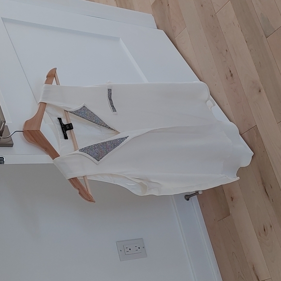 Not wearing - Picture 2 of 3